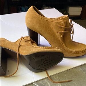 Elegant Tan Suede Heeled Shoes